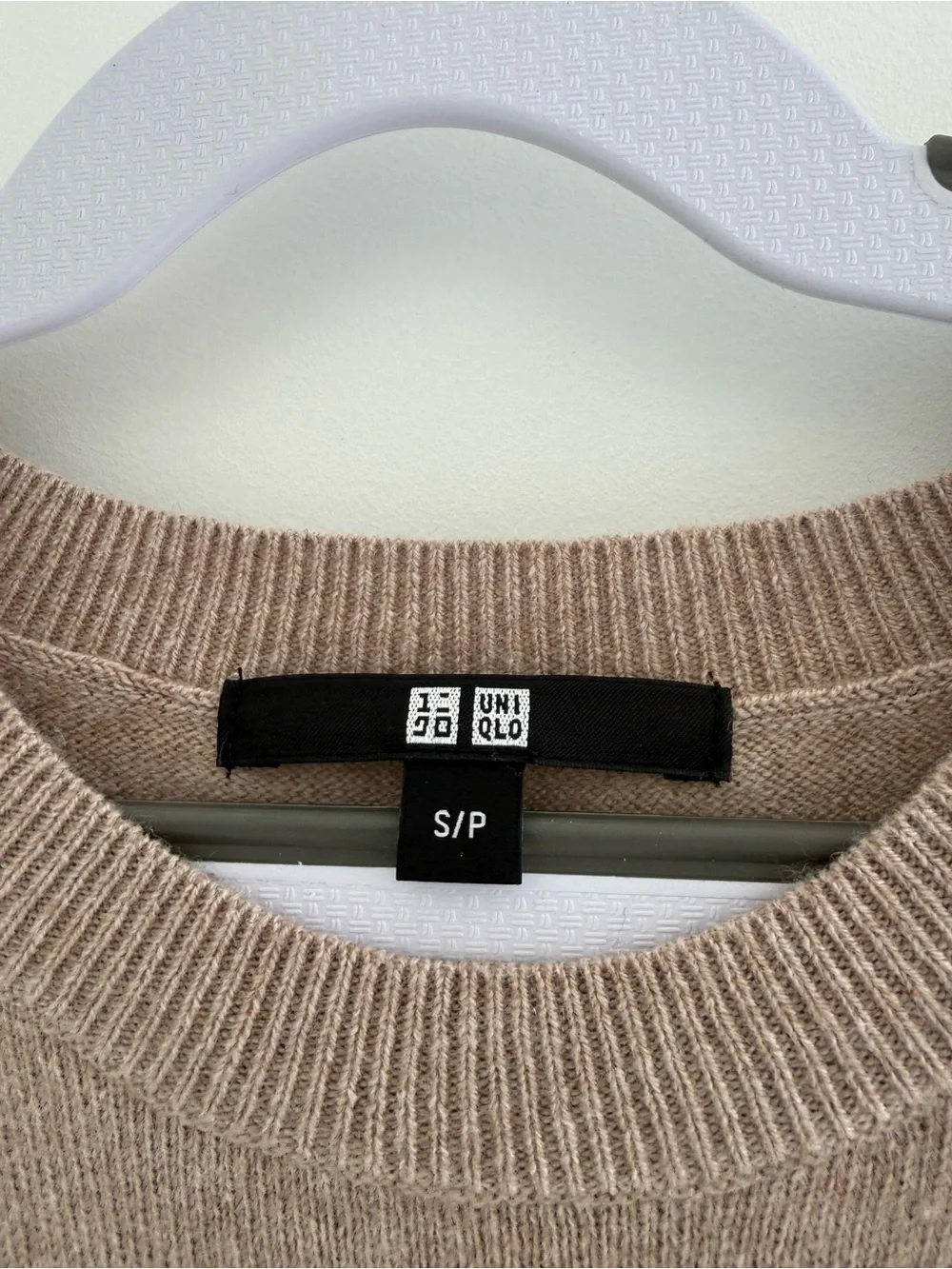 Uniqlo Women's Cashmere Crew Neck Sweater in Beige - Picture 2 of 2